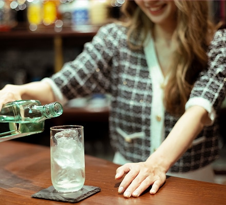 飲食を楽しむ女性